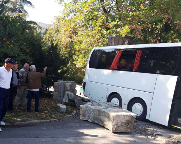 Срећом избегнута трагедија: Аутобус са пензионерима ударио у капију код Старог здања (ФОТО)